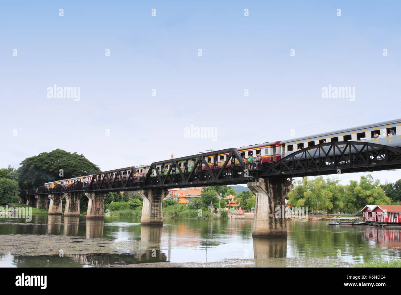 Pont sur la rivière Kwai dans la province de Kanchanaburi, de célèbres attractions touristiques en Thaïlande. Banque D'Images