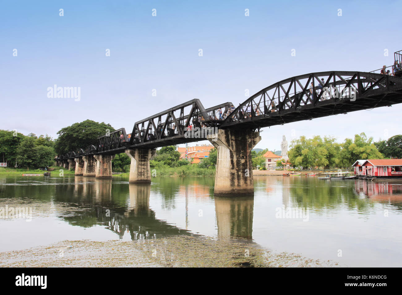 Pont sur la rivière Kwai dans la province de Kanchanaburi, de célèbres attractions touristiques en Thaïlande. Banque D'Images