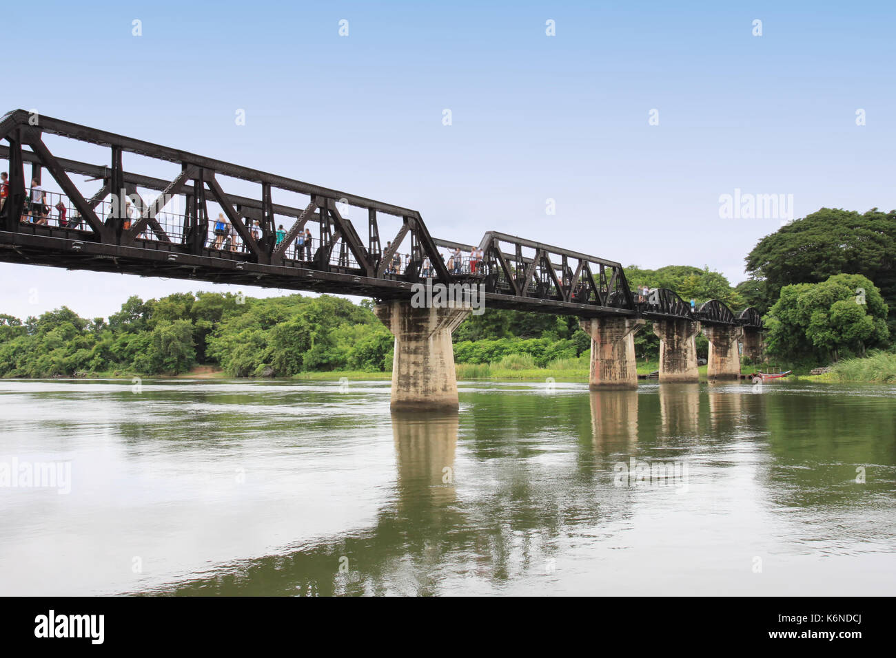 Pont sur la rivière Kwai dans la province de Kanchanaburi, de célèbres attractions touristiques en Thaïlande. Banque D'Images
