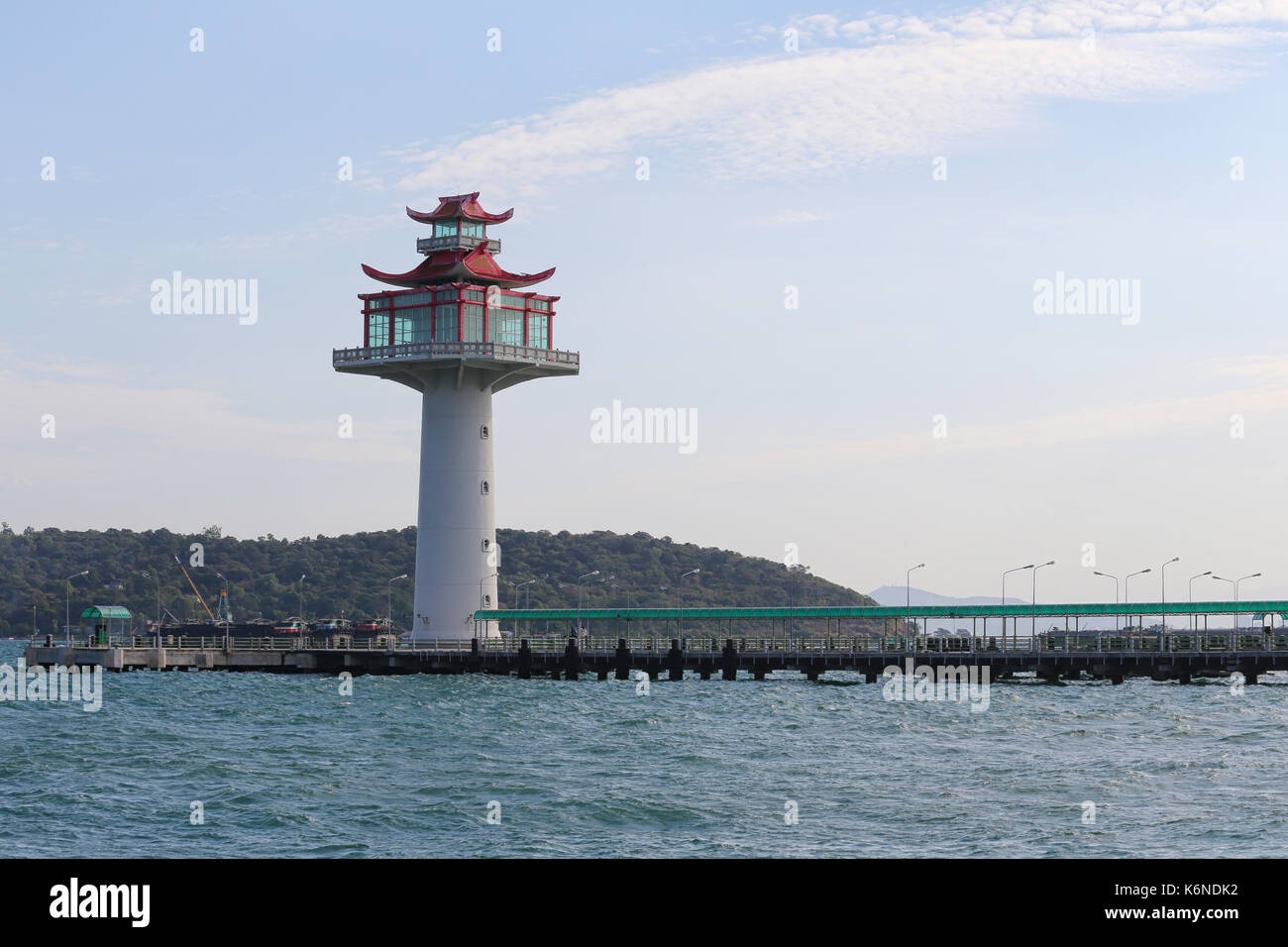 Phare sur l'aménagement des zones côtières et de ciel bleu de Koh Si Chang destinations touristiques populaires dans la province de Chonburi, Thaïlande. Banque D'Images