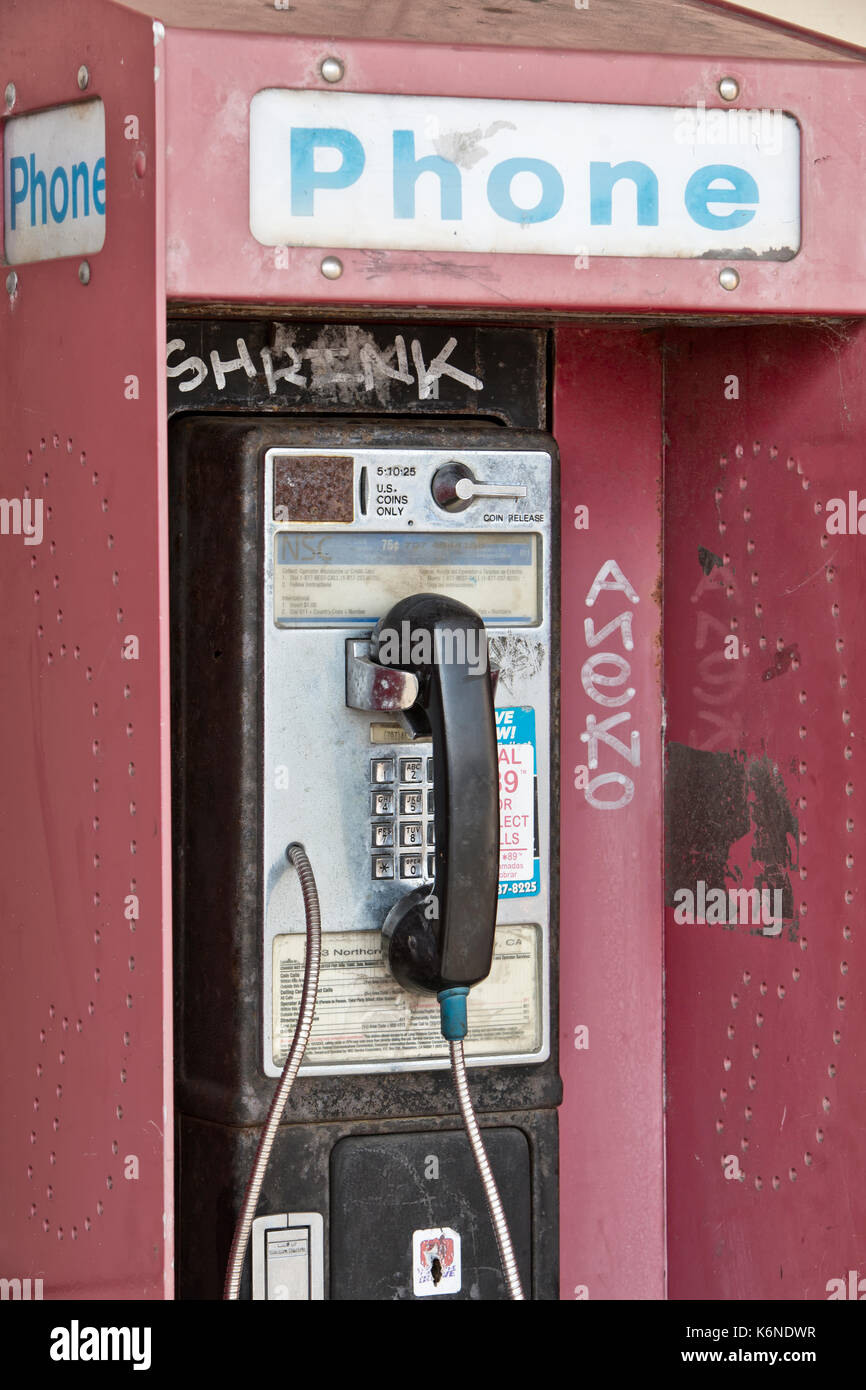 'Abandonnés'' téléphone public à pièces de monnaie avec la fente de sortie, graffiti, ancien centre commercial, en Californie, aux États-Unis. Banque D'Images