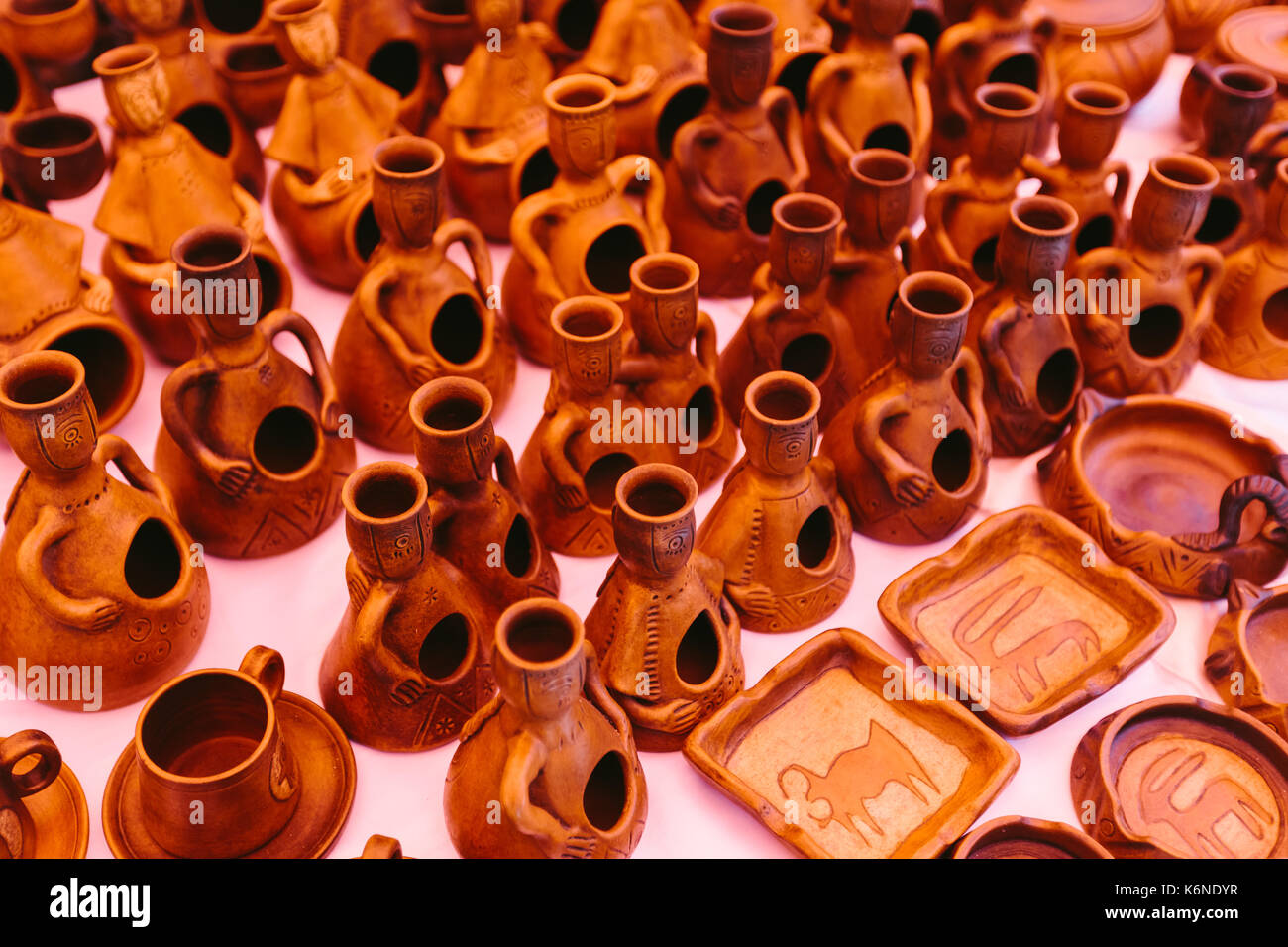 Marché aux puces d'argile vernissage Erevan, Arménie Banque D'Images