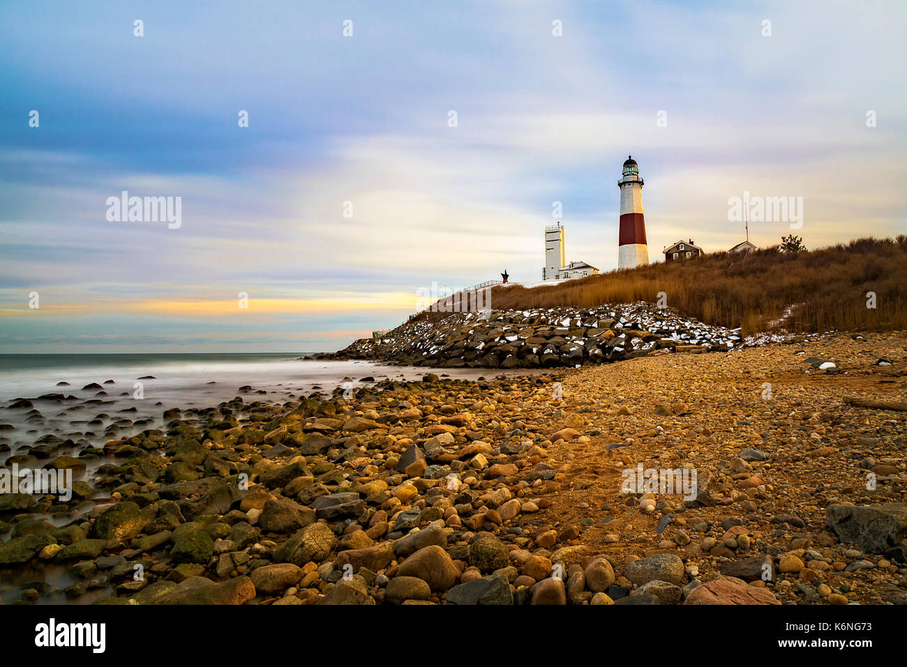 Le phare de Montauk - Last Light à Montauk Point Light. Situé dans le point le plus à l'Est de Long Island et le plus ancien phare de l'état de New York dans la ville de East Hampton dans le comté de Suffolk. Disponible en couleur ainsi que dans un noir et blanc. Pour voir d'autres images de ma série phare de New York s'il vous plaît visitez : http://susan-candelario.com/ Banque D'Images