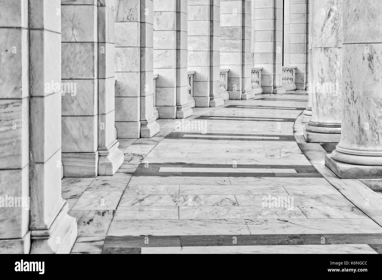 Amphithéâtre Arlington arcades et Colonnes II - Arlington National Cemetery's Amphitheatre détails architecturaux de l'arcs et de colonnes en marbre vue de l'arrière et à l'un des côtés de l'intérieur du théâtre en plein air dans la région de Arlington, VA. Banque D'Images