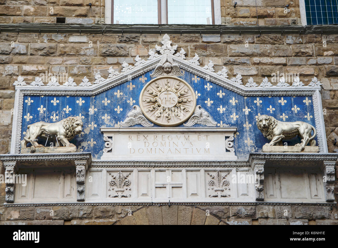 Détails de la façade ouvragée à l'entrée principale du Palazzo Vecchio à Florence Banque D'Images