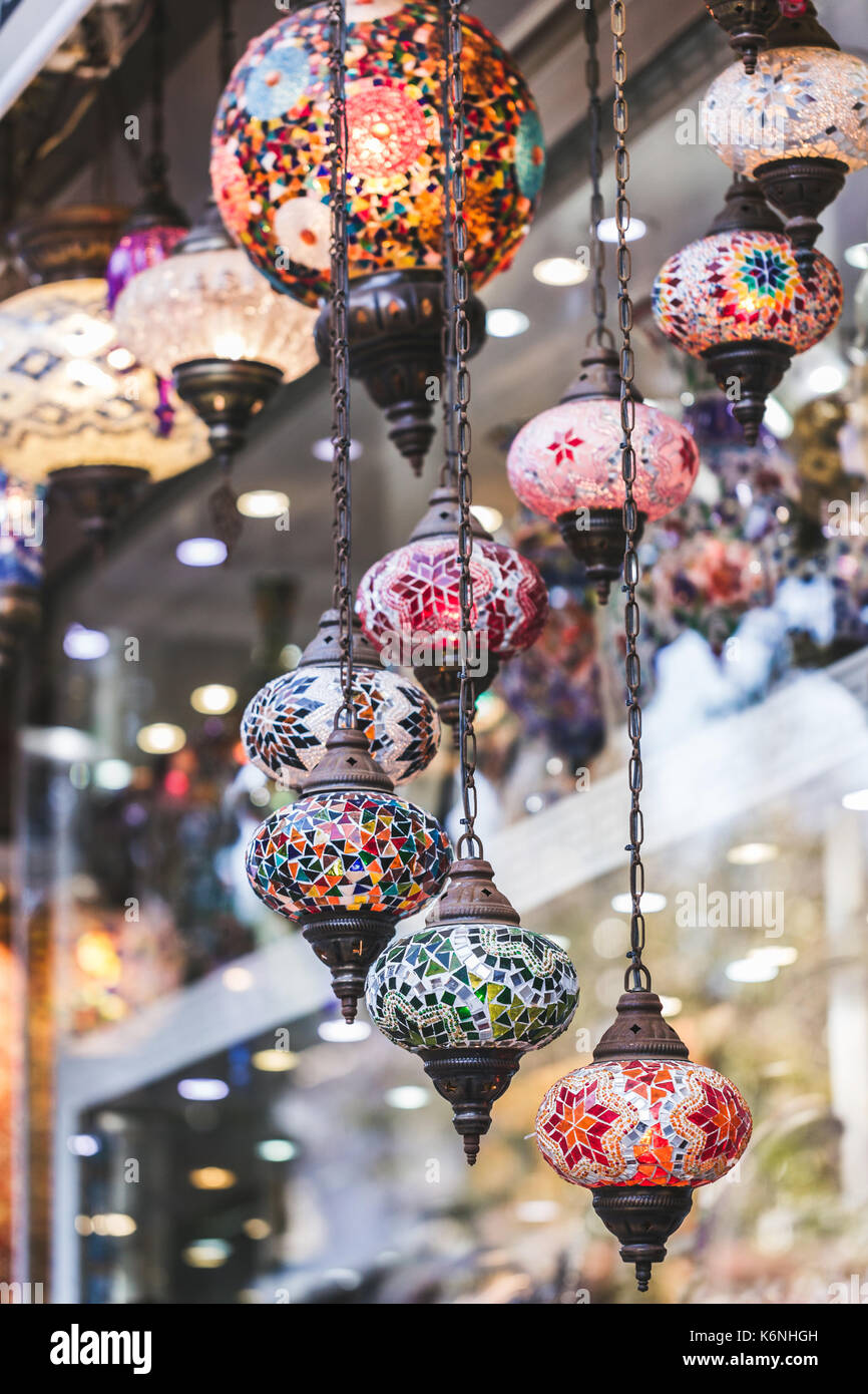 Belles lampes turques traditionnels fabriqués à la main dans une boutique  de souvenirs. Mosaïque de verre de couleur close up Photo Stock - Alamy