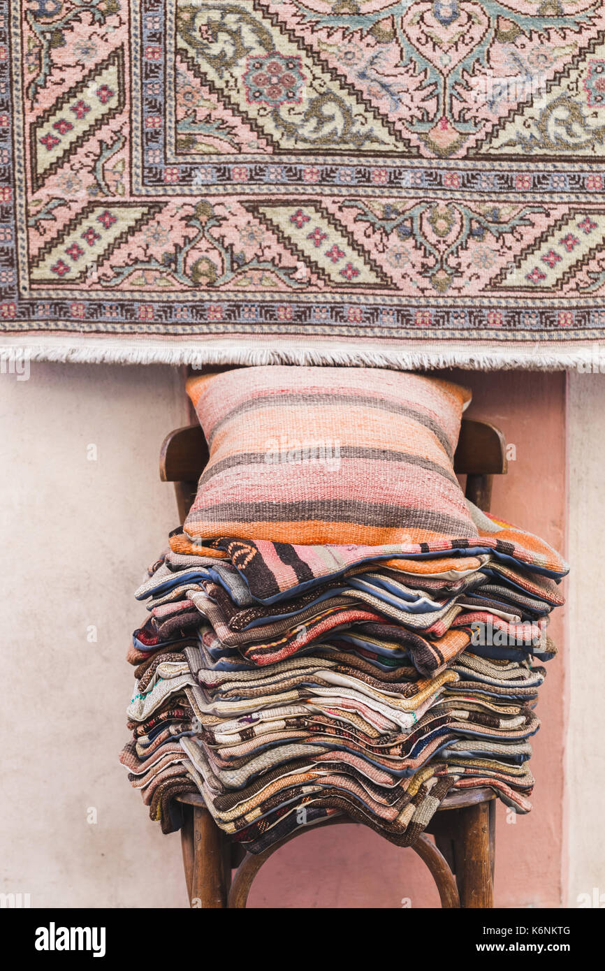 Tas de beaux tapis faits main sur le marché à Istanbul grand bazar. fond multicolore Banque D'Images