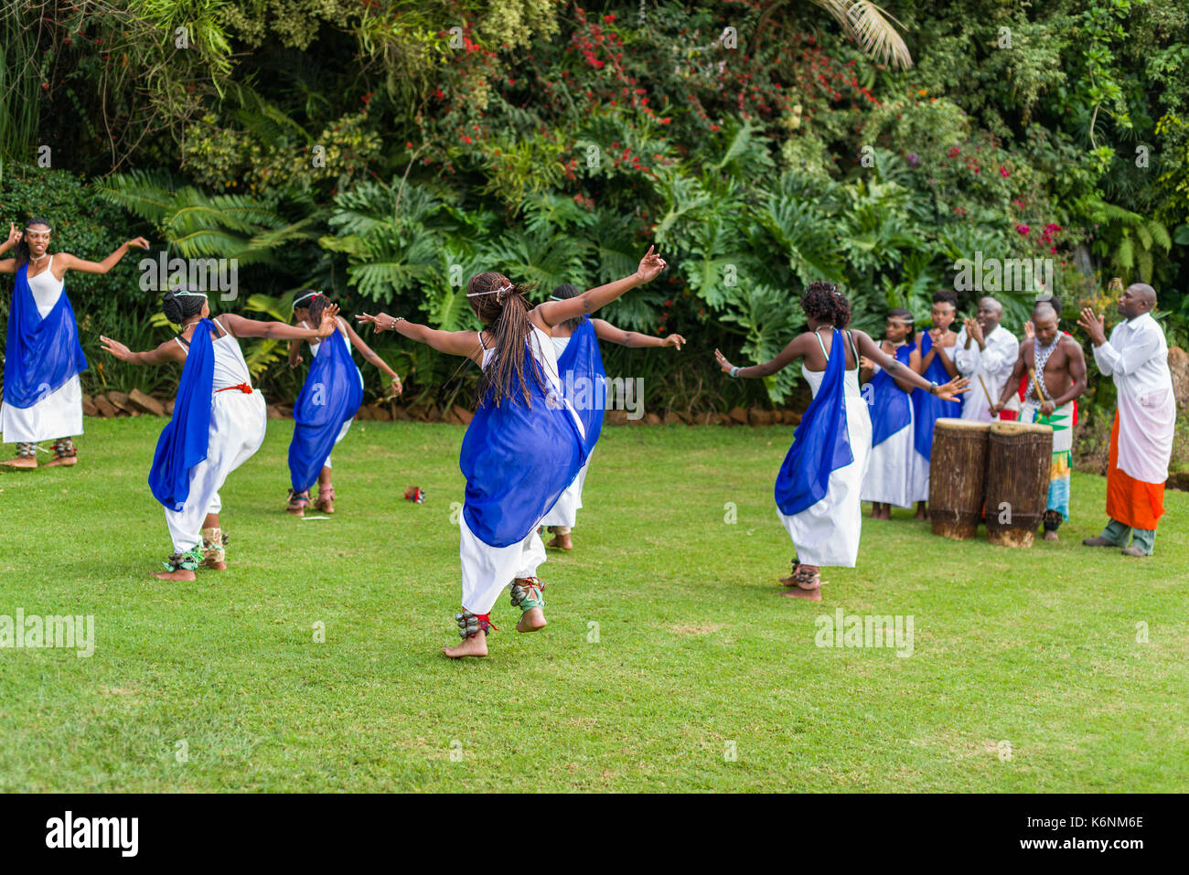 Danseuses rwandais rwandaise traditionnelle Intore danse avec le batteur en arrière-plan Banque D'Images