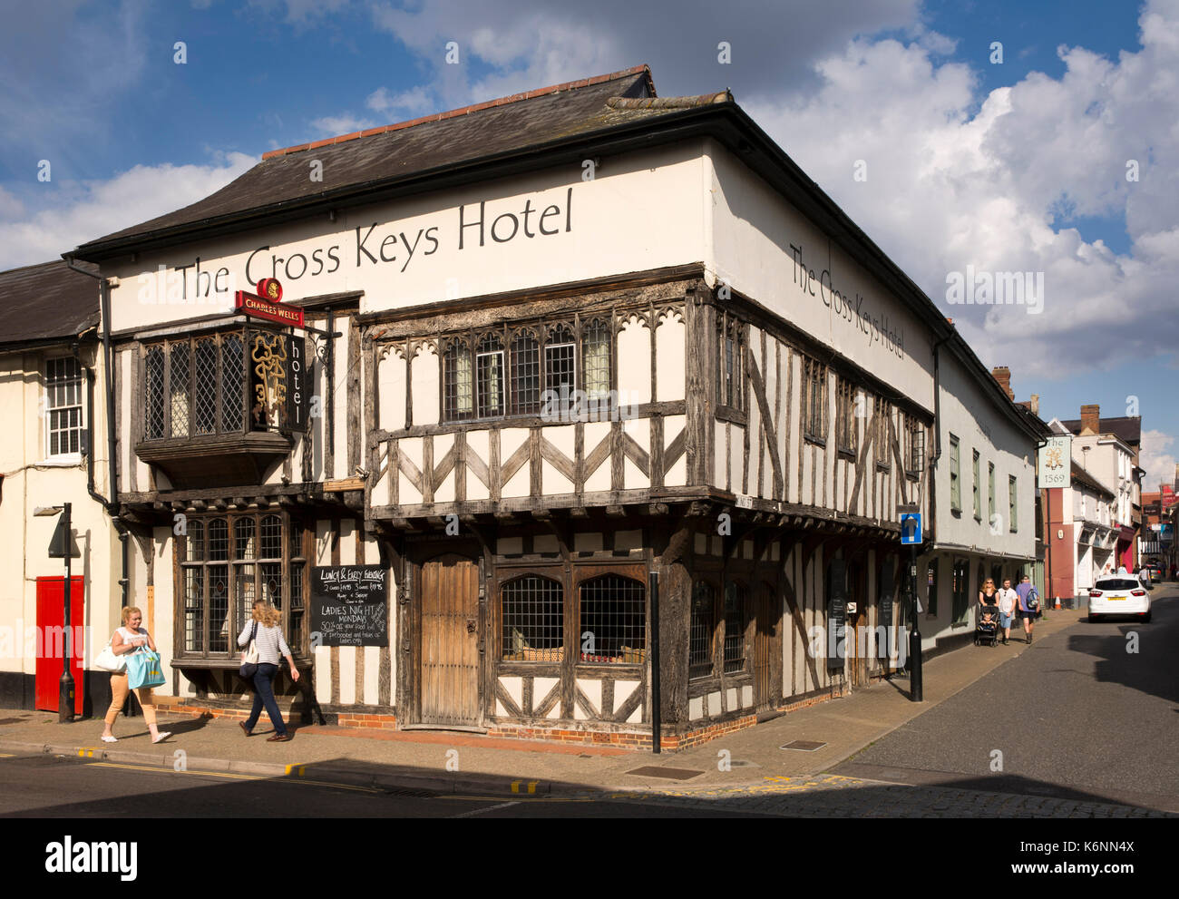 Royaume-uni, Angleterre, Saffron Walden, Essex, High Street, Old Cross Keys Hotel, C 15ème cadre en bois pub Banque D'Images