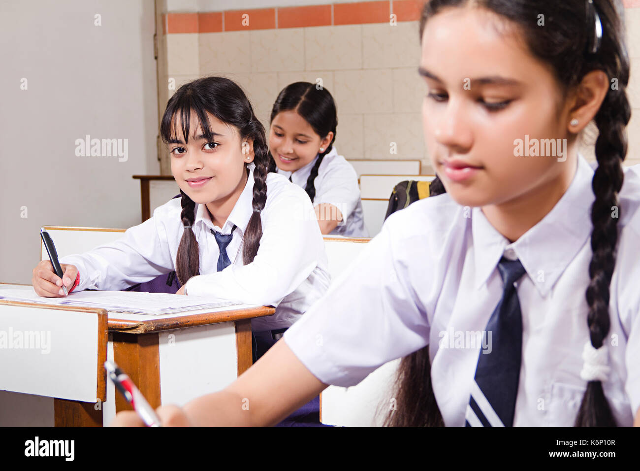 Indian high school girls d'élèves étudiant dans l'apprentissage de l'enseignement en classe Banque D'Images