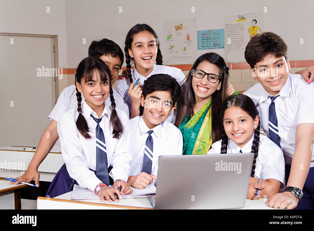 Les élèves et l'enseignant de l'école indienne d'étudier pour ordinateur portable e-apprentissage en classe Banque D'Images