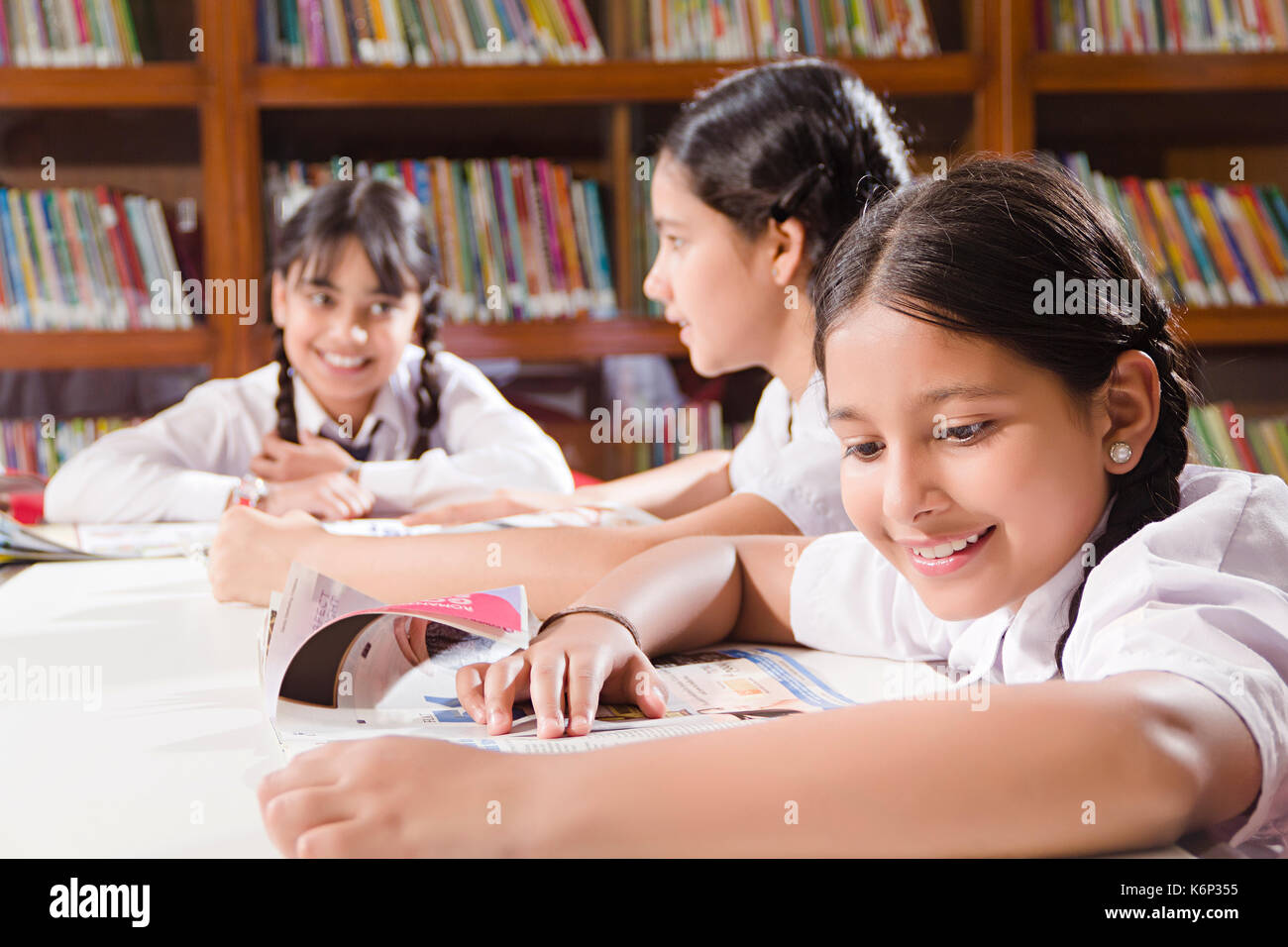 Les élèves filles de l'école indienne livre lecture éducation étude in library Banque D'Images