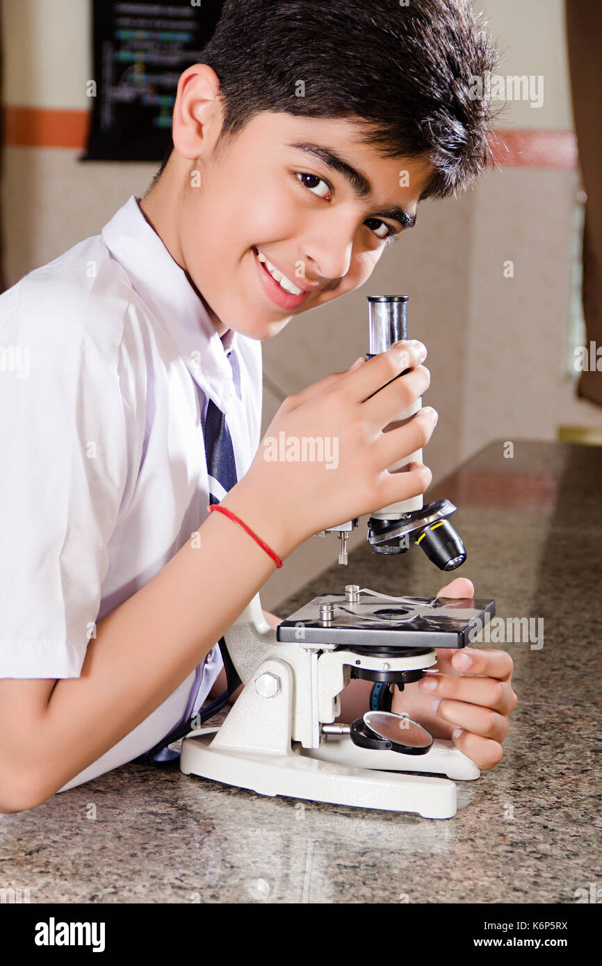 1 Indian School boy contrôle étudiant science microscope lab recherche Banque D'Images