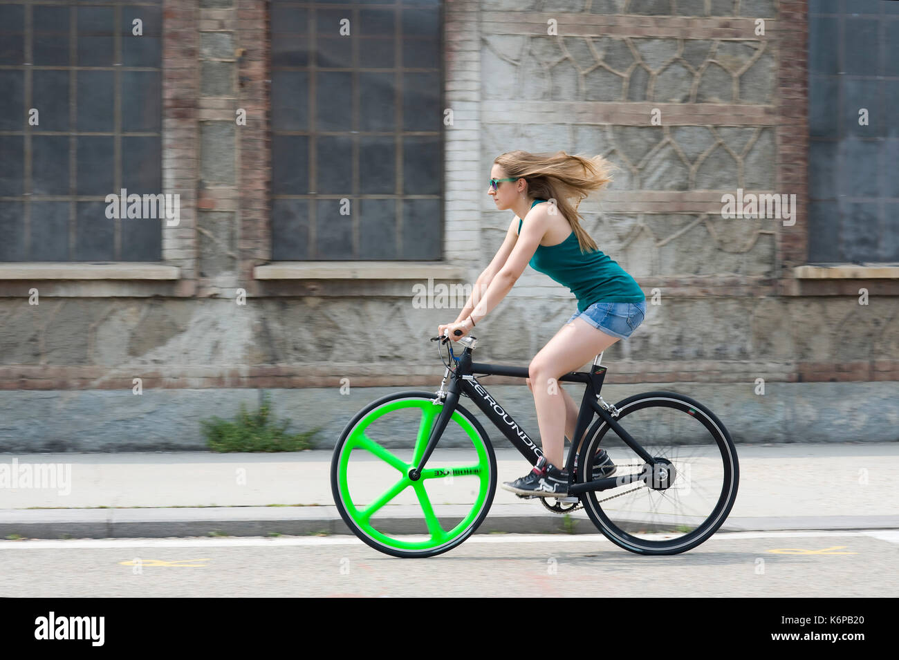 Zeroundici, italien de vélos électriques se déplacent dans la ville Banque D'Images