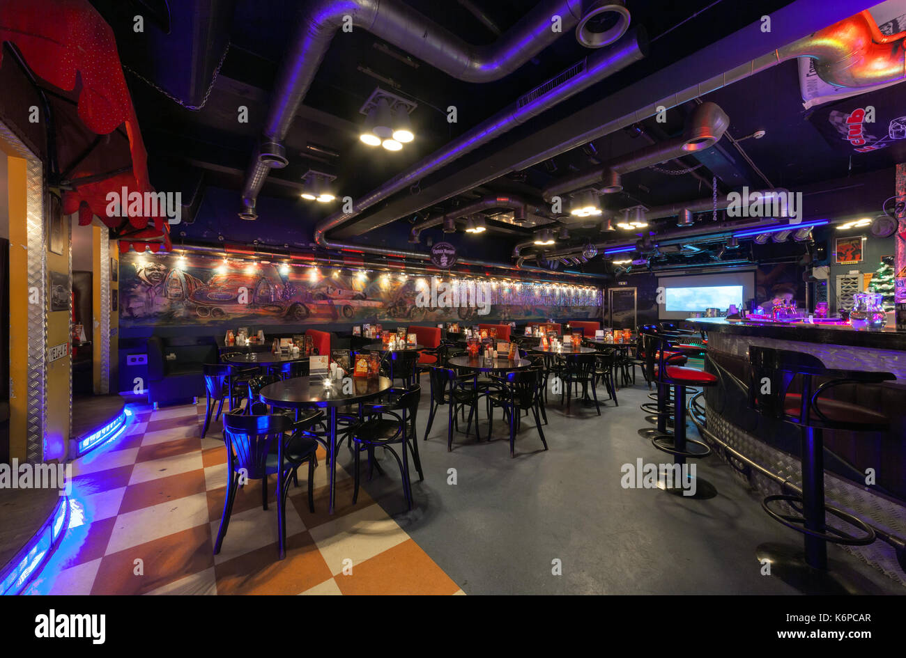 Moscou/Russie - décembre 2014 café moderne. intérieur-club '1000 miles'. La grande salle avec des tables. tons light Banque D'Images