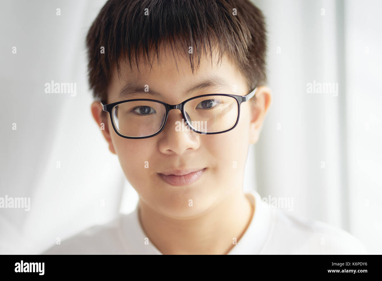 Petit garçon chinois asiatique refusant les shally et sourire poser . Banque D'Images