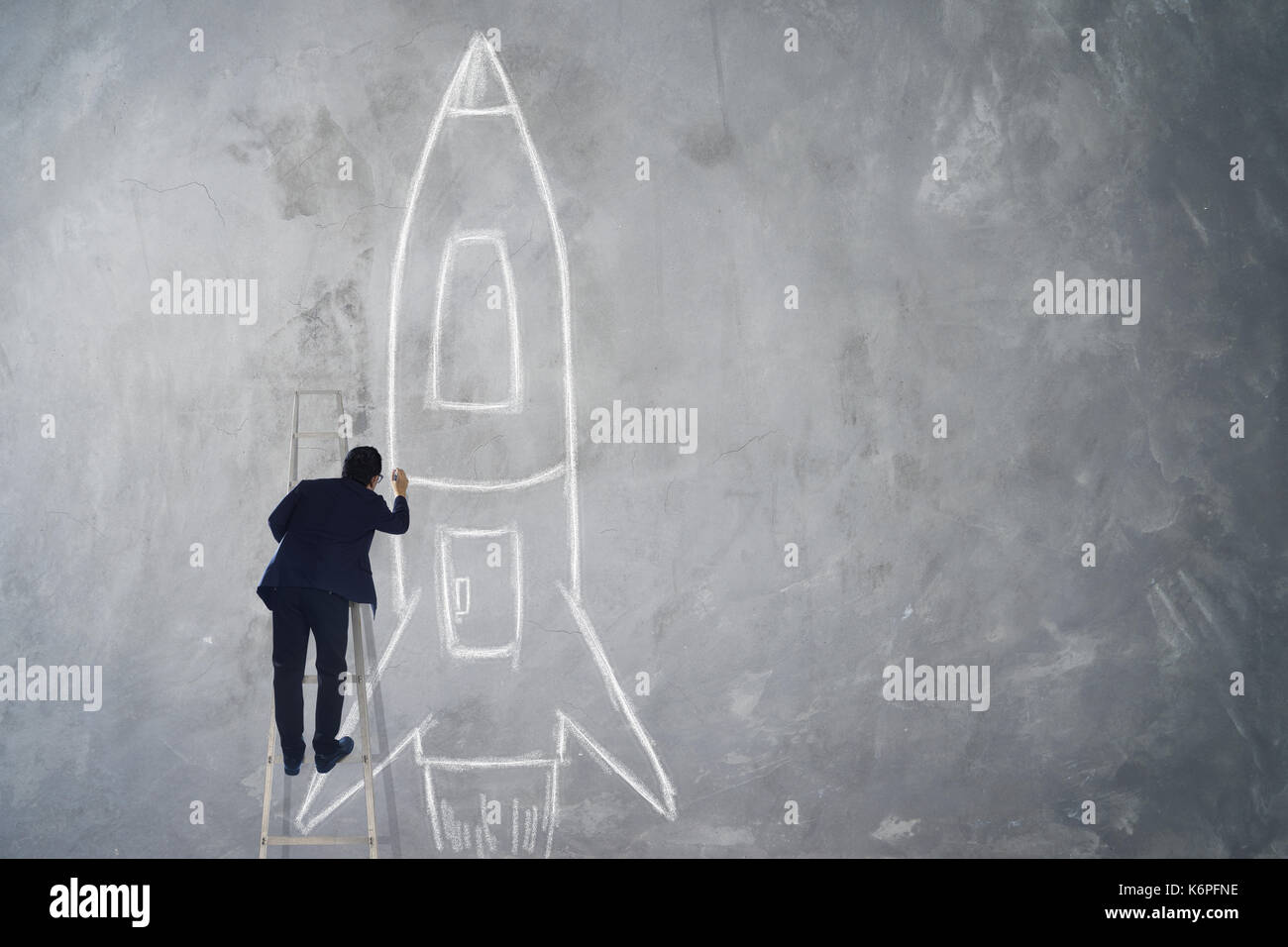 Dessin d'escalier montée homme rocket esquisse sur mur , succès, leader et concept gagnant . Banque D'Images