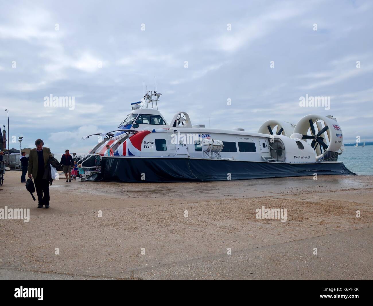 Les passagers débarquent l'Île circulaire hovercraft après leur transfert sur le Solent de Ryde, sur l'île de Wight et arrive à Southsea. UK. Banque D'Images