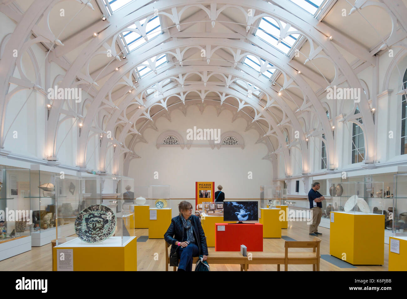 Galerie d'art de New York primé premier étage intérieur centre de coca de l'art de la céramique, dont une exposition de céramiques de Pablo Picasso Banque D'Images