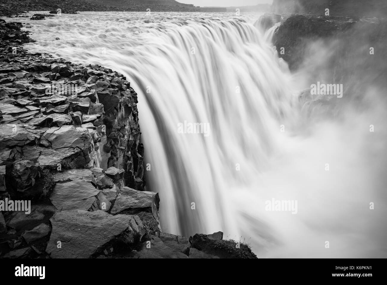 Dettifoss est une chute dans le parc national du Vatnajökull en Islande du nord-est, et est réputée pour être la plus puissante chute d'eau en Europe. L'eau monte Banque D'Images