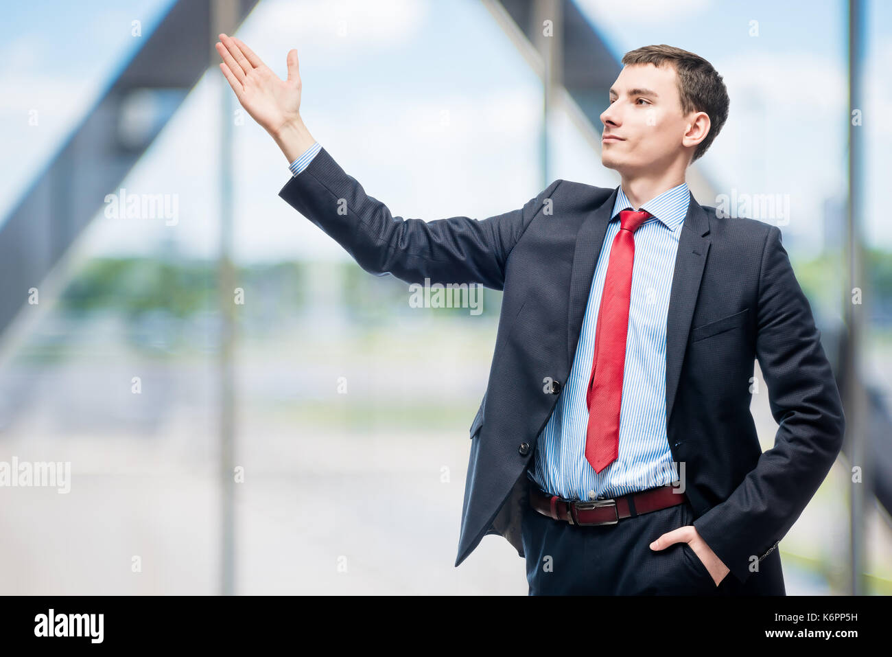 Jeune patron réussi des gestes avec hands in office Banque D'Images