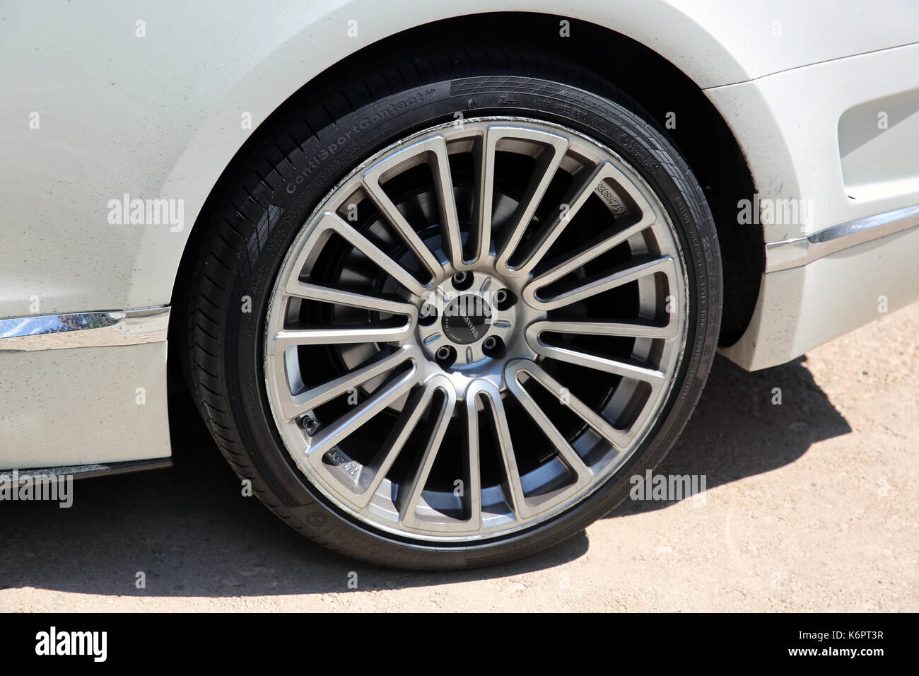 Nice, France - 15 mai 2016 : roue et éléments du système de freinage d'un luxe continental gt mansory garée en face de l'église orthodoxe de nice Banque D'Images