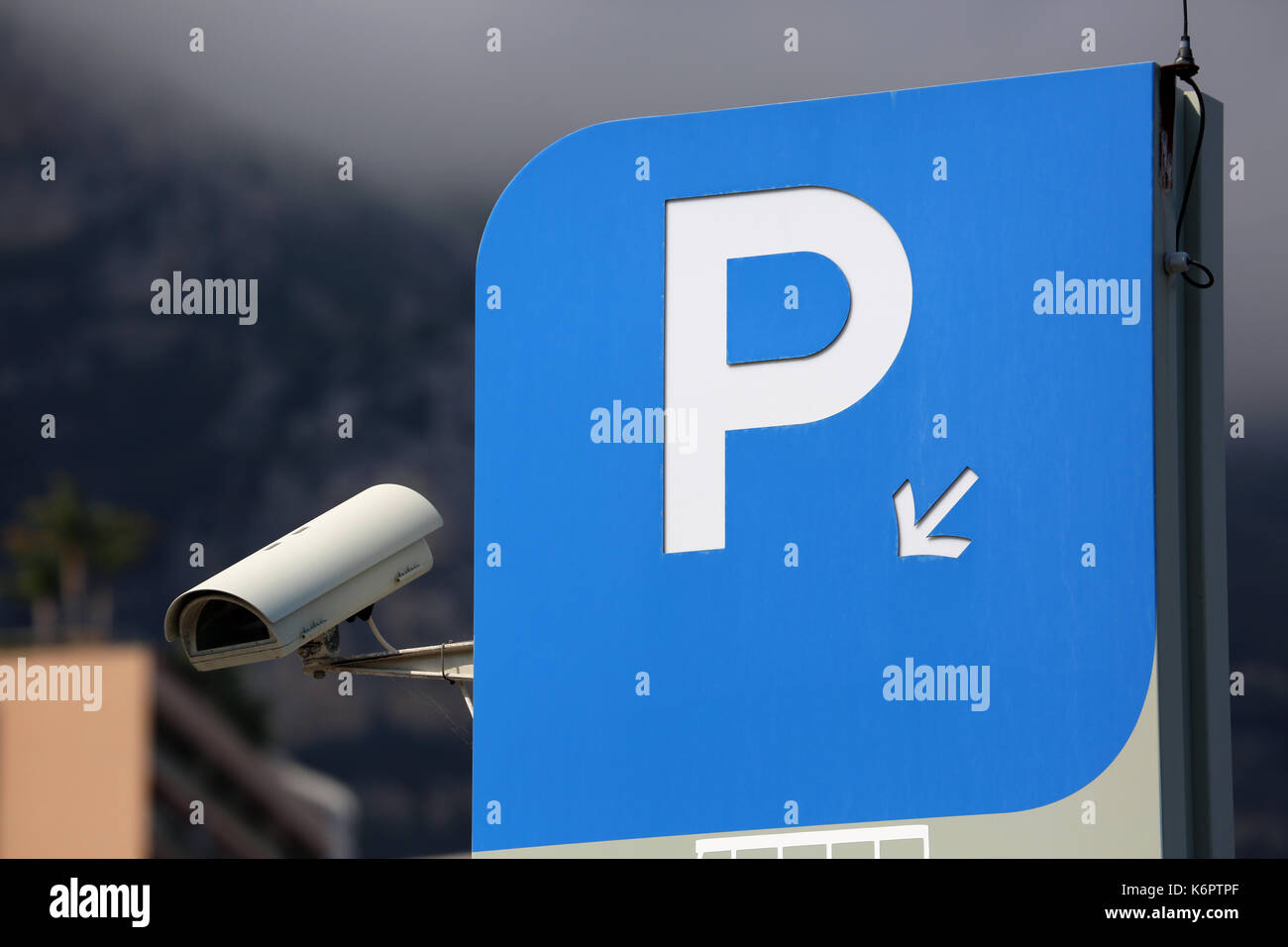 Parking bleu signe et caméra de surveillance dans la région de monte-carlo, monaco Banque D'Images