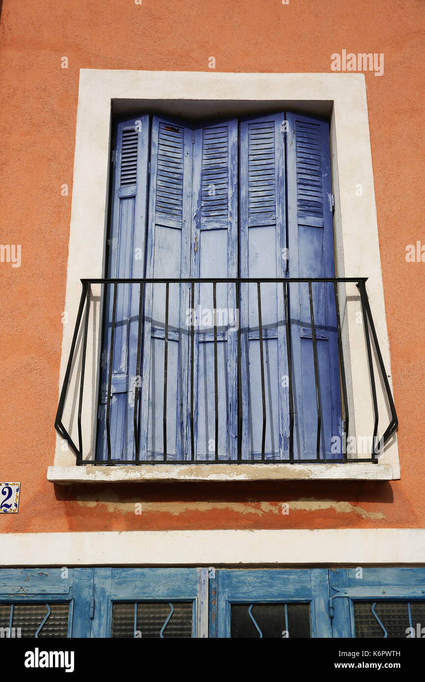 Française traditionnelle avec fenêtres volets violet Banque D'Images