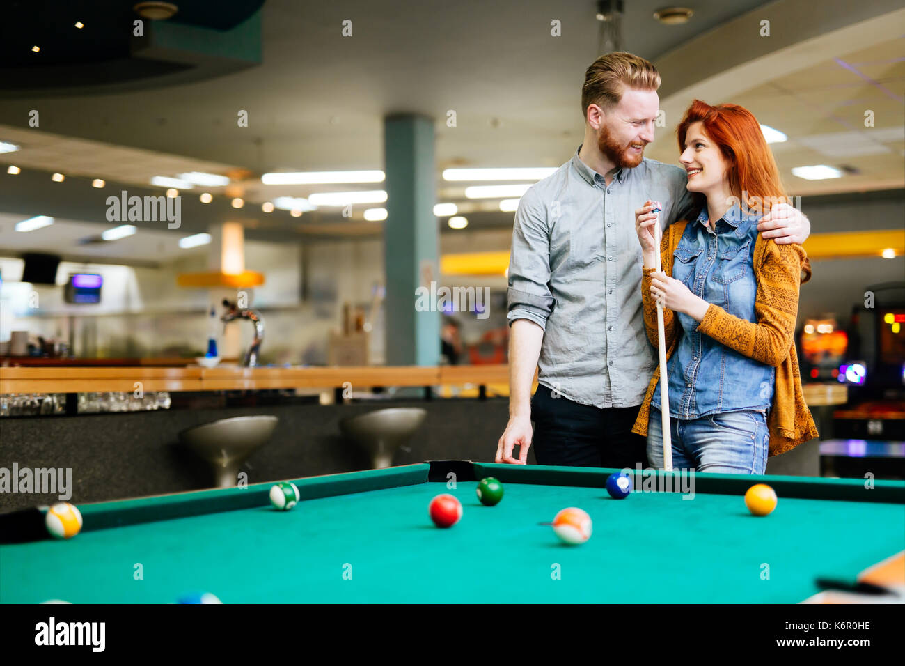 Beautiful couple playing billiards Banque D'Images