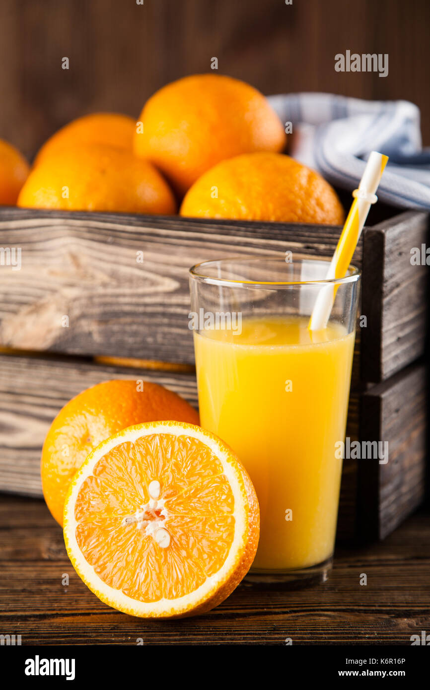 Le jus d'orange fraîchement pressé sur fond de bois Banque D'Images