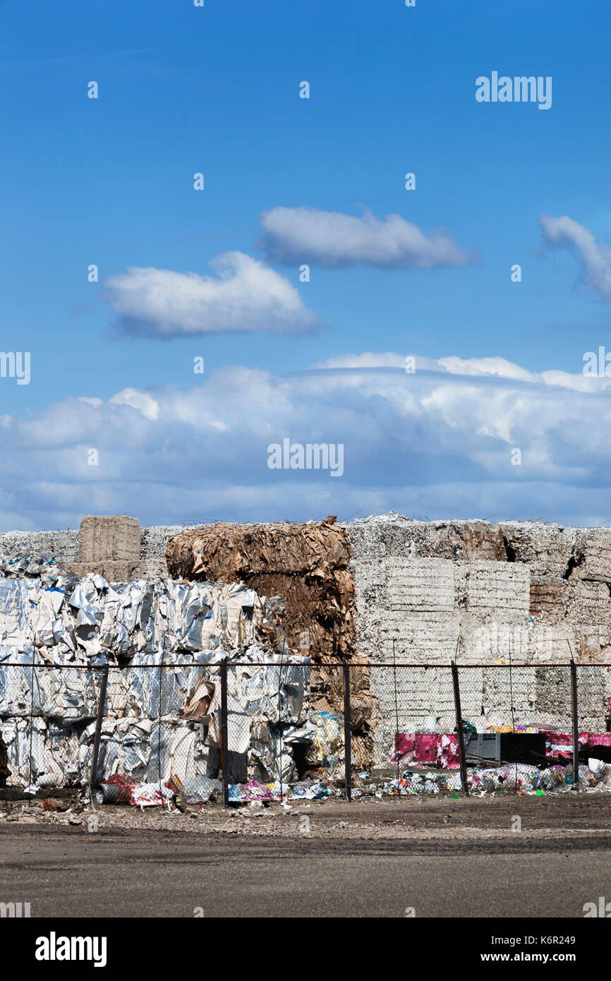 Les déchets de matériaux avec prêt pour le recyclage dans les Pays-Bas Banque D'Images