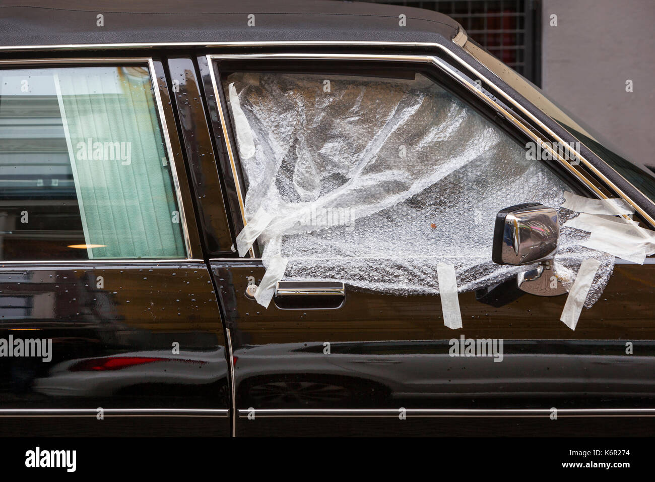 La fenêtre de voiture cassé recouvert de plastique à Rotterdam aux Pays-Bas  Photo Stock - Alamy