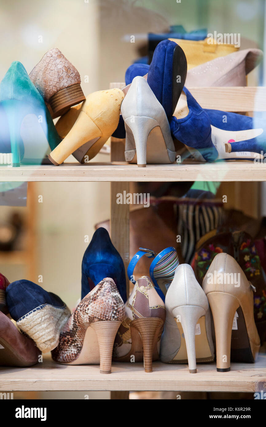 Talons hauts dans le magasin de chaussures Photo Stock - Alamy