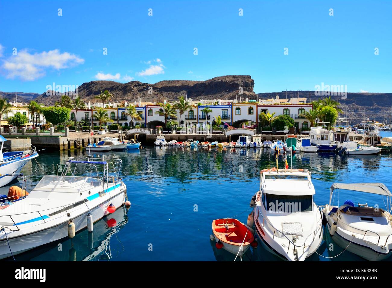Port et de la promenade romantique magnifique village pittoresque Puerto de Mogan sur Gran Canaria. Banque D'Images