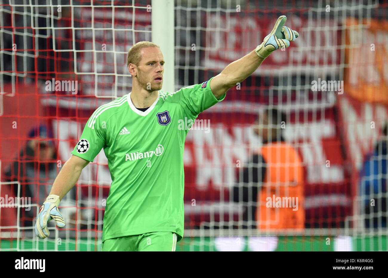 Munich, Allemagne. 12 sep, 2017. anderlecht's gardien salts tapis pendant les gestes match du groupe b de la Ligue des champions entre le Bayern Munich et le RSC Anderlecht à l'Allianz Arena de Munich, Allemagne, 12 septembre 2017. photo : Andreas gebert/dpa/Alamy live news Banque D'Images