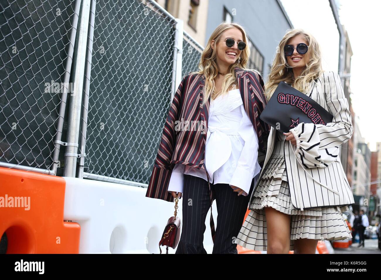 Leonie hanne et xenia van der Woodsen posant à l'extérieur de la piste zimmermann montrer lors de la fashion week de new york - 11 septembre 2017 - Photo : manhattan piste/valentina ranieri ***pour un usage éditorial uniquement*** | verwendung weltweit Banque D'Images
