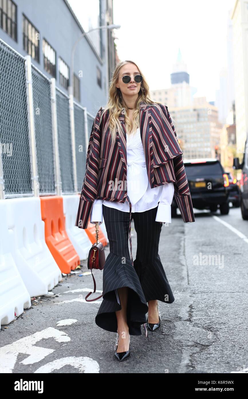 New York City, USA. 11Th sep 2017. blogger leonie hanne posant à l'extérieur de la piste zimmermann montrer lors de la fashion week de new york - 11 septembre 2017 - Photo : manhattan piste/valentina ranieri ***pour un usage éditorial uniquement*** | verwendung weltweit/dpa/Alamy live news Banque D'Images