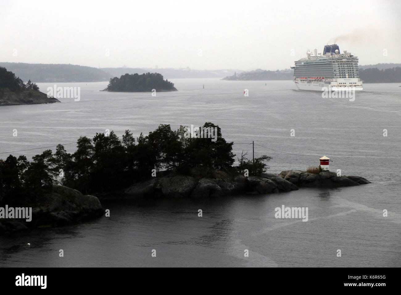 Stockholm, Suède. 12 juin, 2017. au début de la lumière du matin le navire de croisière britannia oriente son chemin à travers de petites îles vers la capitale suédoise Stockholm. l'archipel de Stockholm est composé d'environ 30 000 îles, récifs et les falaises qui s'étendent à 80 kilomètres en dehors du centre-ville dans la mer Baltique. prises 12.06.2017. photo : Peter Zimmermann/dpa-zentralbild/zb | worldwide/dpa/Alamy live news Banque D'Images