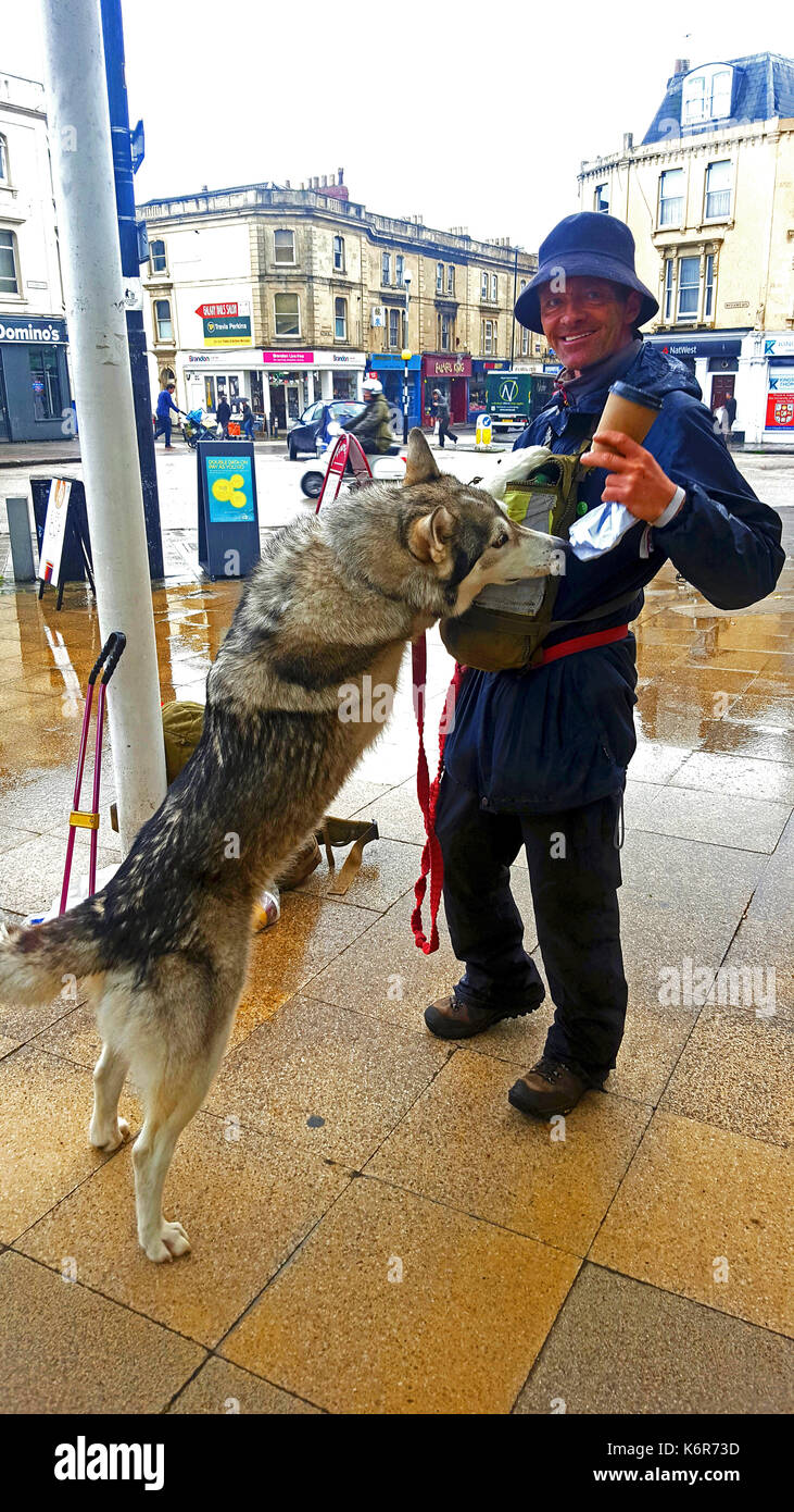 Bristol, Royaume-Uni. 13 sep, 2017. Wayne Dixon et koda son chien vu dans bristol le whiteladiies road à Bristol après son long voyage le nettoyage des côtes du Royaume-Uni. crédit : Robert timoney/Alamy live news Banque D'Images