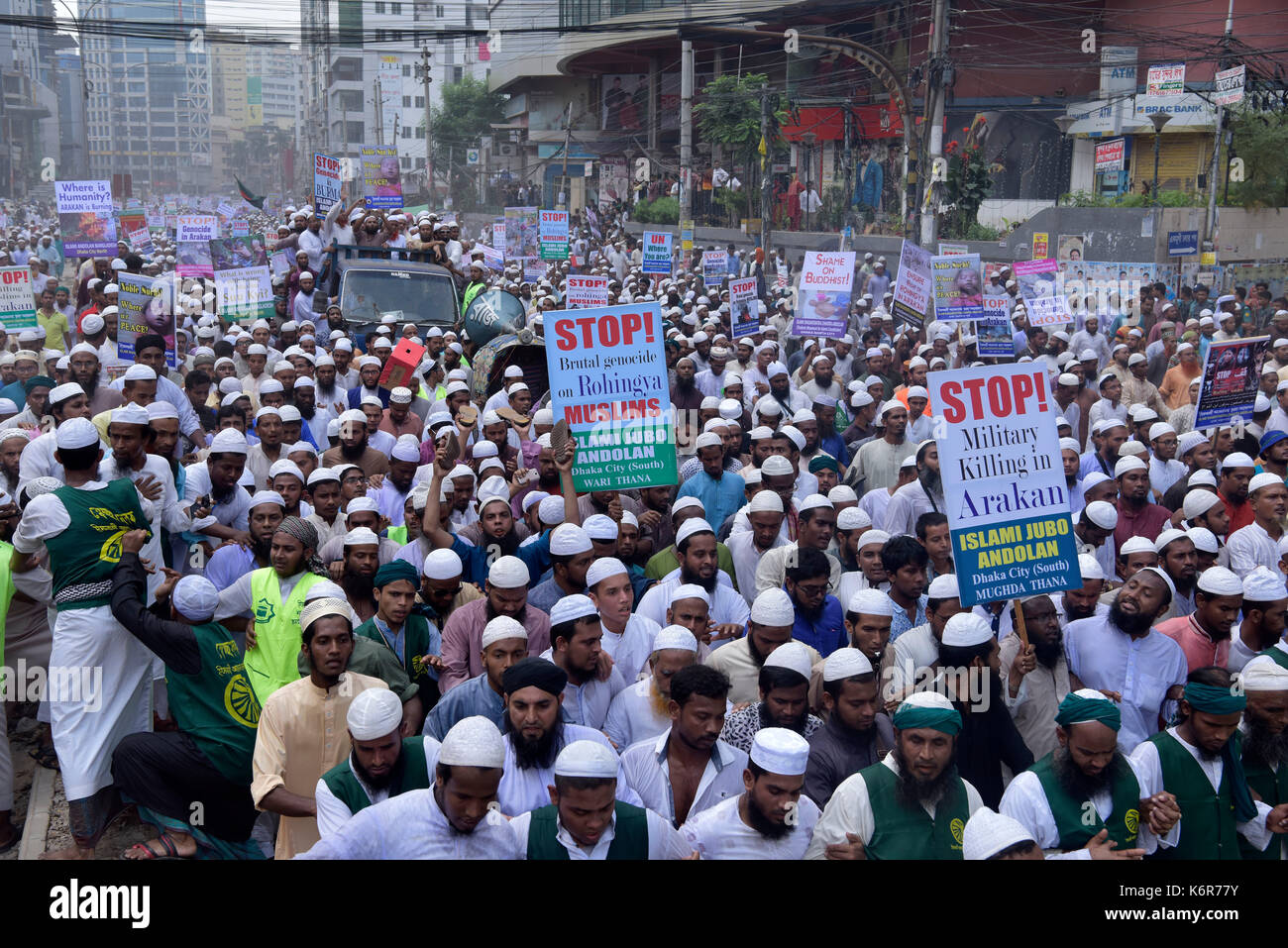 Dhaka, Bangladesh. 13 sep, 2017. Dhaka, Bangladesh - 31 août 2017 : les partisans du Bangladesh Islami andolan prendre part à une manifestation et marche vers l'ambassade du Myanmar contre attaque récente sur le Myanmar Rohingyas minoritaire de personnes par le Myanmar Govt., à Dhaka, Bangladesh, le 13 septembre 2017. crédit : sk Hasan Ali/Alamy live news Banque D'Images