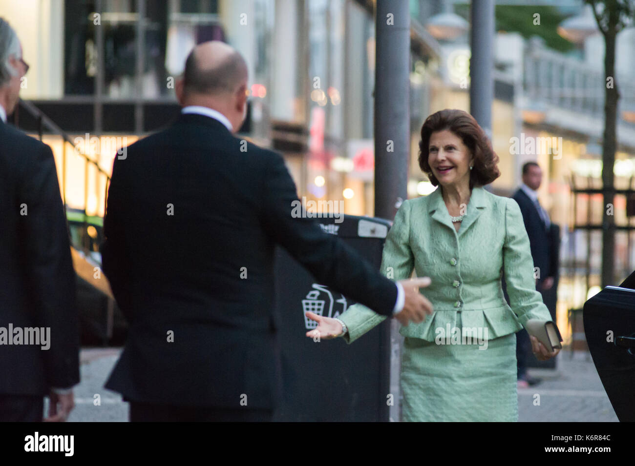 Stockholm, Suède, le 12 septembre, 2017. ouverture du Riksdag. tonights concert à Stockholm concert hall, en raison de l'ouverture du Riksdag. Premier Président du Riksdag Urban Ahlin, se félicite de la reine Silvia. crédit : barbro bergfeldt/Alamy live news Banque D'Images