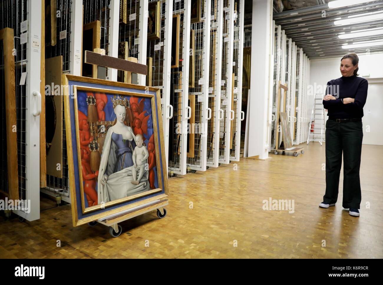 Berlin, Allemagne. 13 sep, 2017. un employé de la Gendarmerie royale Musée  des beaux arts à Anvers en admirant l'aile droite du diptyque de melun de  jean fouquet à l'intérieur de l'entrepôt