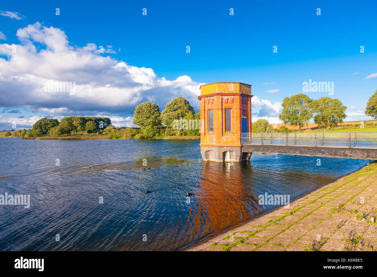 Sywell Country Park, East Northamptonshire. 13 sept., 2017. Météo britannique. Une belle soirée ensoleillée après de fortes averses de pluie et de vents forts pendant la journée. L'original de style édouardien en brique rouge de pompage et un tour de soupape avec les nuages et ciel bleu en arrière-plan. Credit : Keith J Smith./Alamy Live News Banque D'Images