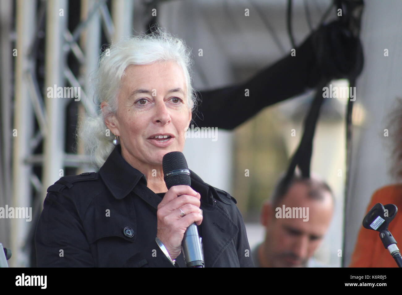 Londres, Royaume-Uni. 13 sep, 2017. Jane Golding, à partir de la campagne électorale britannique du groupe en Europe, parle d'un rassemblement pour les migrants de l'UE à Trafalgar square. plus de trois millions de migrants de l'UE réside dans le Royaume-Uni, avec beaucoup de peur de leur avenir après brexit. crédit : polipixuk/Alamy live news Banque D'Images