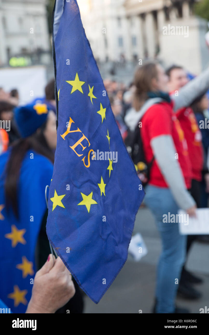 Londres, Royaume-Uni. 13 Sep, 2017. Des gens aux drapeaux de l'UE écouter un orateur lors d'un rassemblement à Trafalgar square en appelant le gouvernement à garantir les droits des citoyens de l'UE vivant dans le Royaume-uni après-Brexit. Credit : Thabo Jaiyesimi/Alamy Live News Banque D'Images