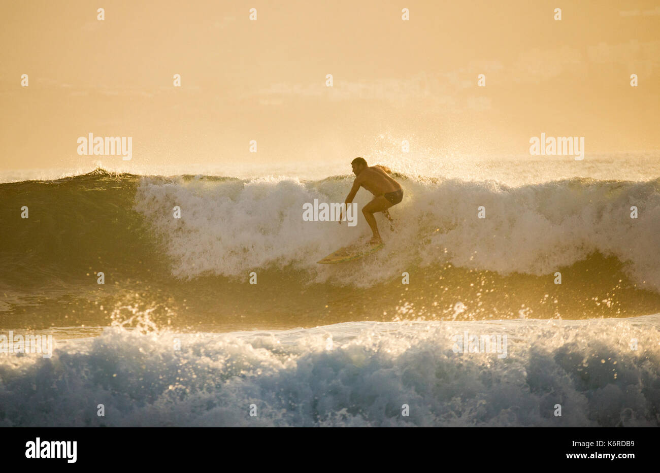 Las Palmas, Gran Canaria, îles canaries, espagne. 13 sep, 2017. Météo : pendaison dix en speedos. sunset session de surf à el confital de renommée mondiale, à las Palmas, la capitale de Gran Canaria, à la fin d'une journée de 28 degrés Celcius dans les îles Canaries. crédit : Alan dawson/Alamy live news Banque D'Images