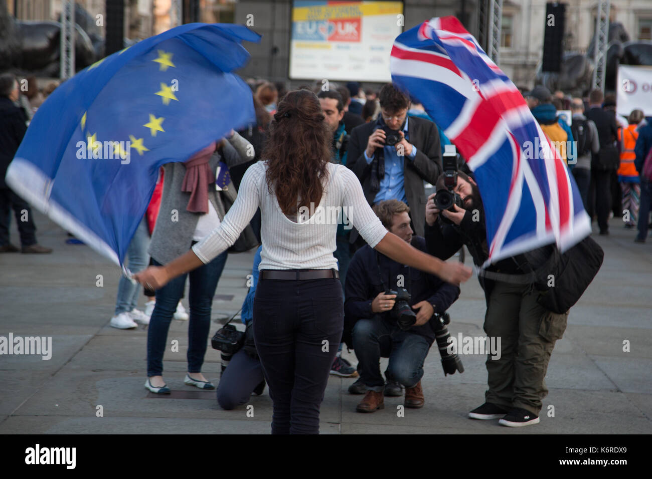 London UK.13 Septembre 2017. Les photographes de prendre des photos d'une femme brandissant des drapeaux britanniques et de l'UE lors d'un rassemblement à Trafalgar square en appelant le gouvernement à garantir les droits des citoyens de l'UE vivant au Royaume-Uni. Post-Brexit Banque D'Images