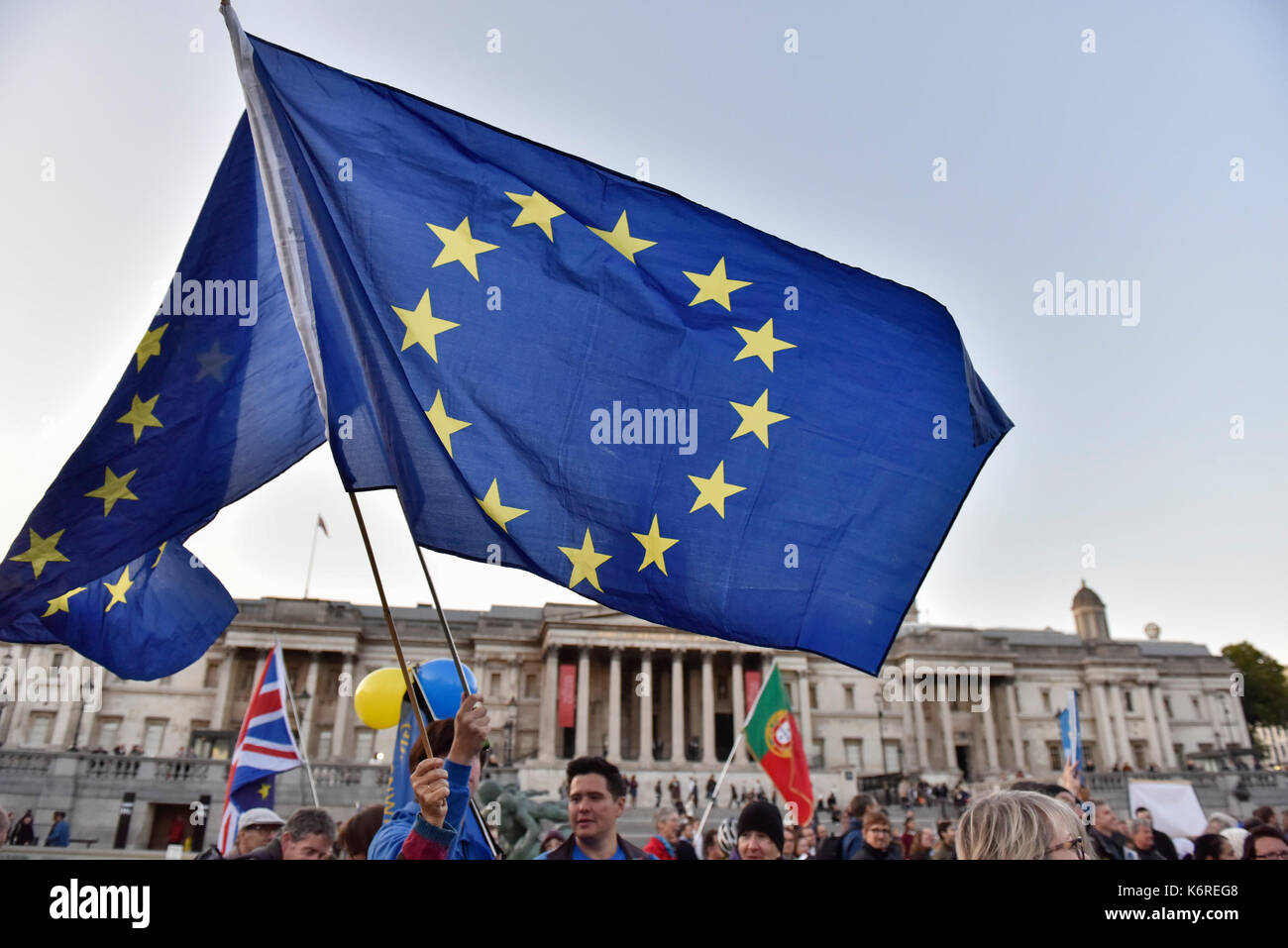 Londres, Royaume-Uni. 13 sep, 2017. Les gens se rassemblent pour assister à un rassemblement à Trafalgar Square à Londres, la Grande-Bretagne sur sept. 13, 2017. d'un rassemblement a eu lieu ici le mercredi appelant à maintenir les droits des citoyens de l'UE en Grande-Bretagne et les citoyens britanniques dans l'Union européenne après brexit. crédit : Stephen Chung/Xinhua/Alamy live news Banque D'Images