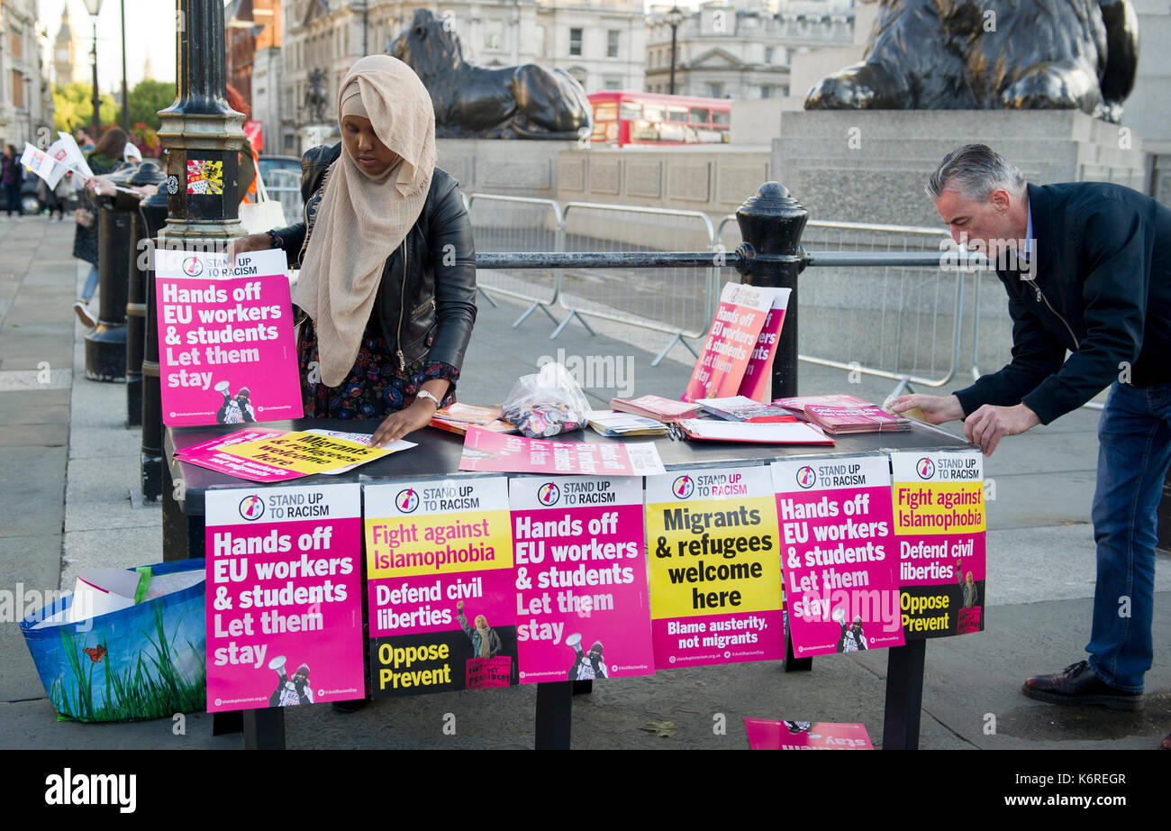 Londres, Royaume-Uni. 13 Sep, 2017. Une femme musulmane est représentée la distribution de bannières pendant le rassemblement des citoyens comme une journée d'action pour les citoyens de l'UE au Royaume-Uni et les citoyens britanniques dans l'Europe. Le rassemblement à Trafalgar Square est créé pour célébrer la vie de tous les citoyens de l'UE vivant au Royaume-Uni et les citoyens britanniques dans l'Europe et soutenir leur demande simple de garder leurs droits inchangés après Brexit. Le rallye est organisé par des groupes de citoyens le3millions de Britanniques et d'Europe, en partenariat avec une autre Europe est possible, Alternatives Européennes, Migrants Rights Network et de l'unisson. Banque D'Images