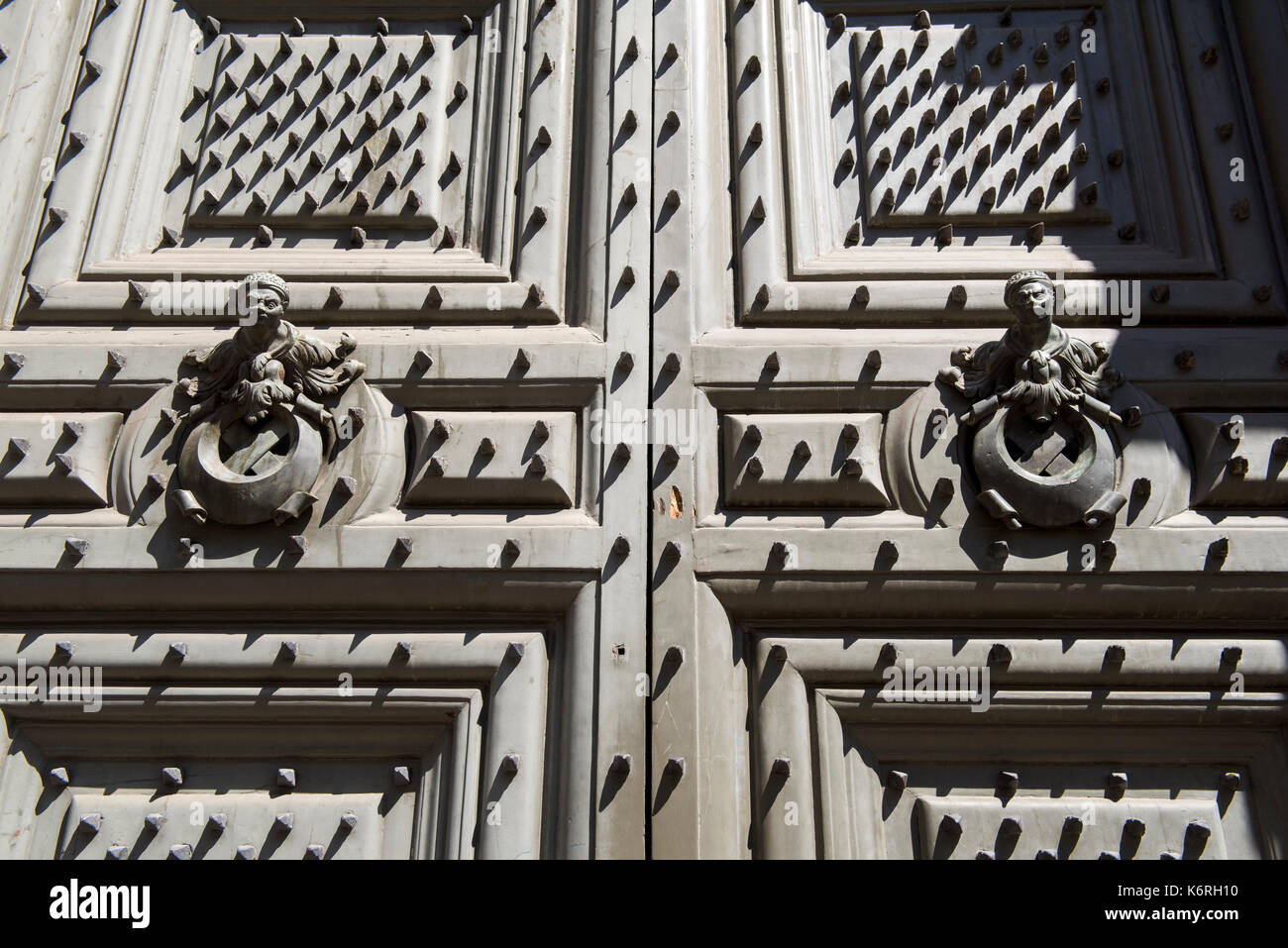 Une grande porte en bois recouvert de clous, lucca toscane italie Europe eu Banque D'Images